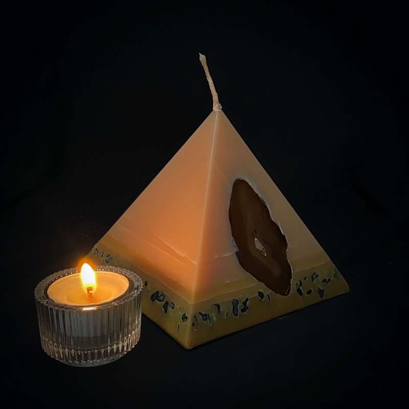 Tutankhamon: the smallest of our Vanilla pyramid range burns for over 90hours.